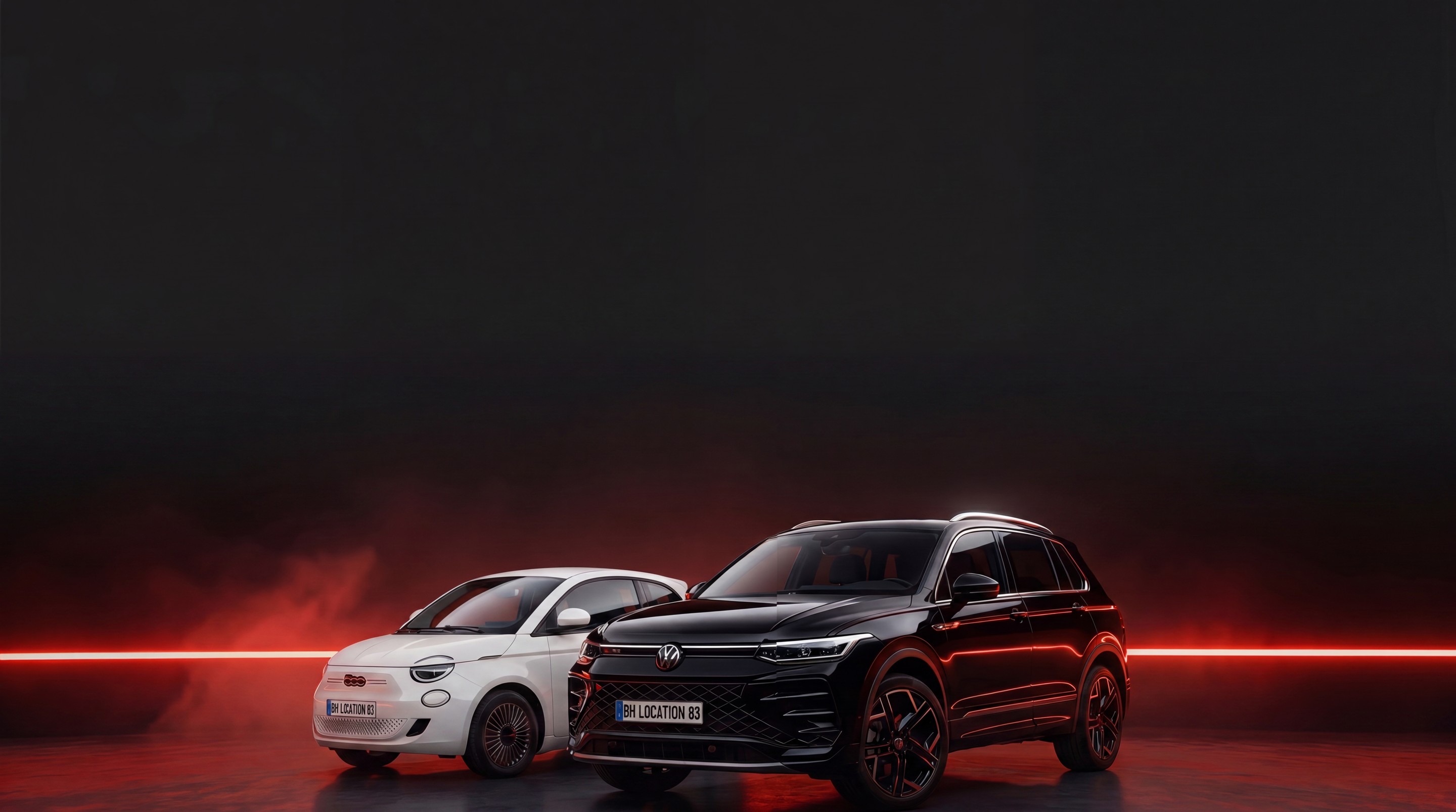 BH Location 83 — Fiat 500 blanche et Volkswagen Tiguan noir sous une brume rouge, plaque BH LOCATION 83